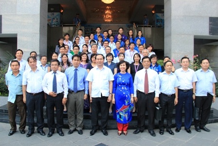 Chủ tịch nước Trần Đại Quang thăm và làm việc tại trường Đại học Luật TPHCM - 4 Chủ tịch nước chụp ảnh lưu niệm với Ban giám hiệu, giảng viên, sinh viên Trường