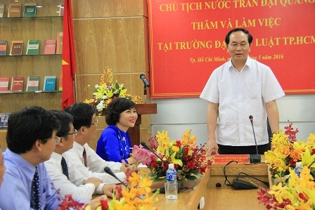 Chủ tịch nước Trần Đại Quang thăm và làm việc tại trường Đại học Luật TPHCM - 1 Chủ tịch nước Trần Đại Quang đánh giá cao những thành tích mà Trường đã đạt được trong thời gian qua, đồng thời chỉ ra những nhiệm vụ cấp bách phải đạt được trong thời gian tới