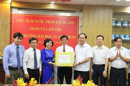 Chủ tịch nước Trần Đại Quang thăm và làm việc tại trường Đại học Luật TPHCM - 3 Chủ tịch nước Trần Đại Quang trao quà lưu niệm cho Nhà trường