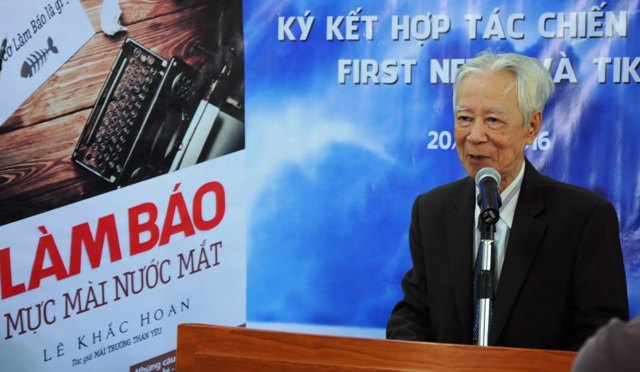 Tác giả Lê Khắc Hoan phát biểu trong buổi họp báo ra mắt sách của mình