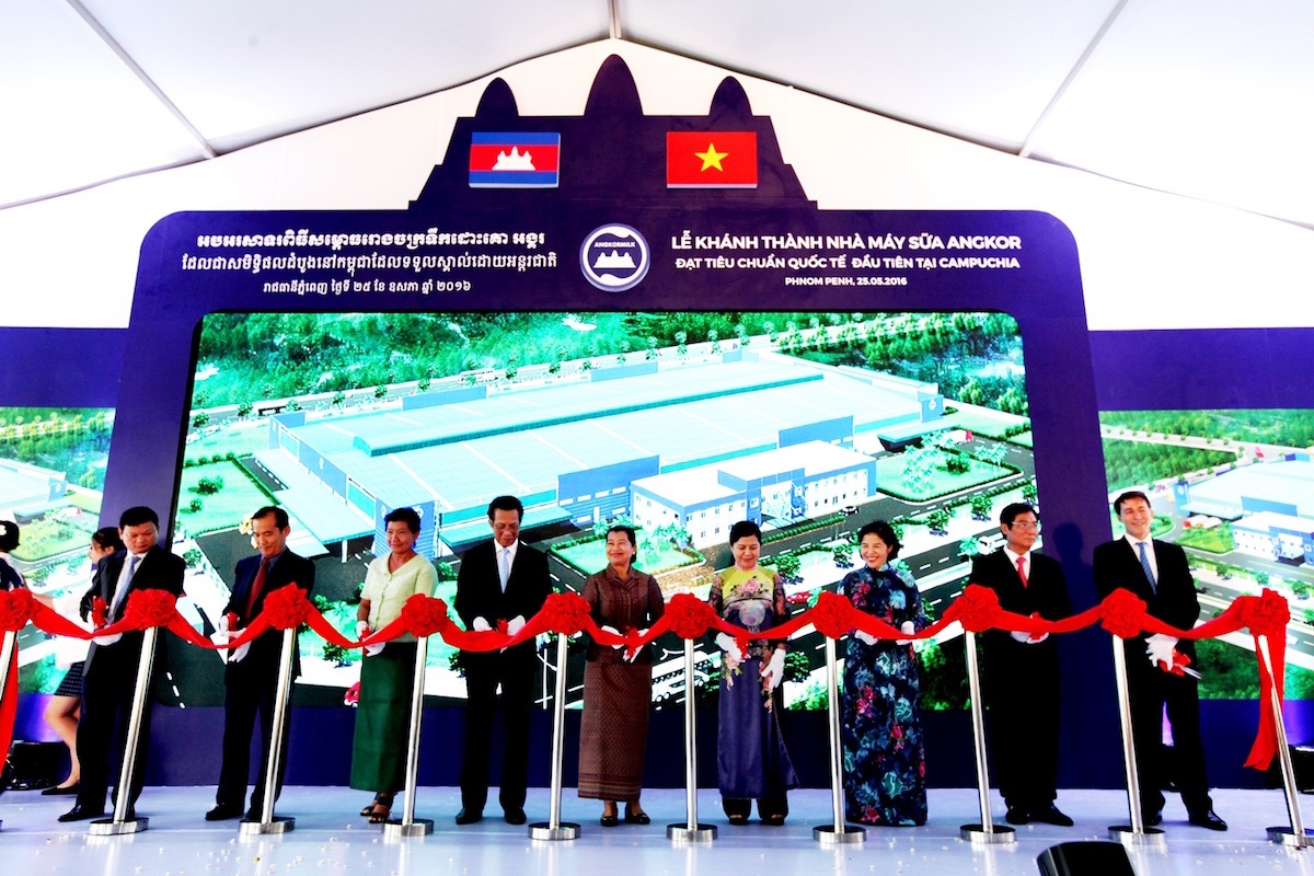 Vinamilk với tham vọng vươn ra thế giới - 1 Bà Men Sam On, Phó Thủ tướng Chính phủ Campuchia cùng lãnh đạo nhiều cơ quan, ban ngành của Campuchia và Việt Nam cắt băng khánh thành nhà máy sữa Angkor – nhà máy sữa chuẩn quốc tế đầu tiên và duy nhất tại Campuchia