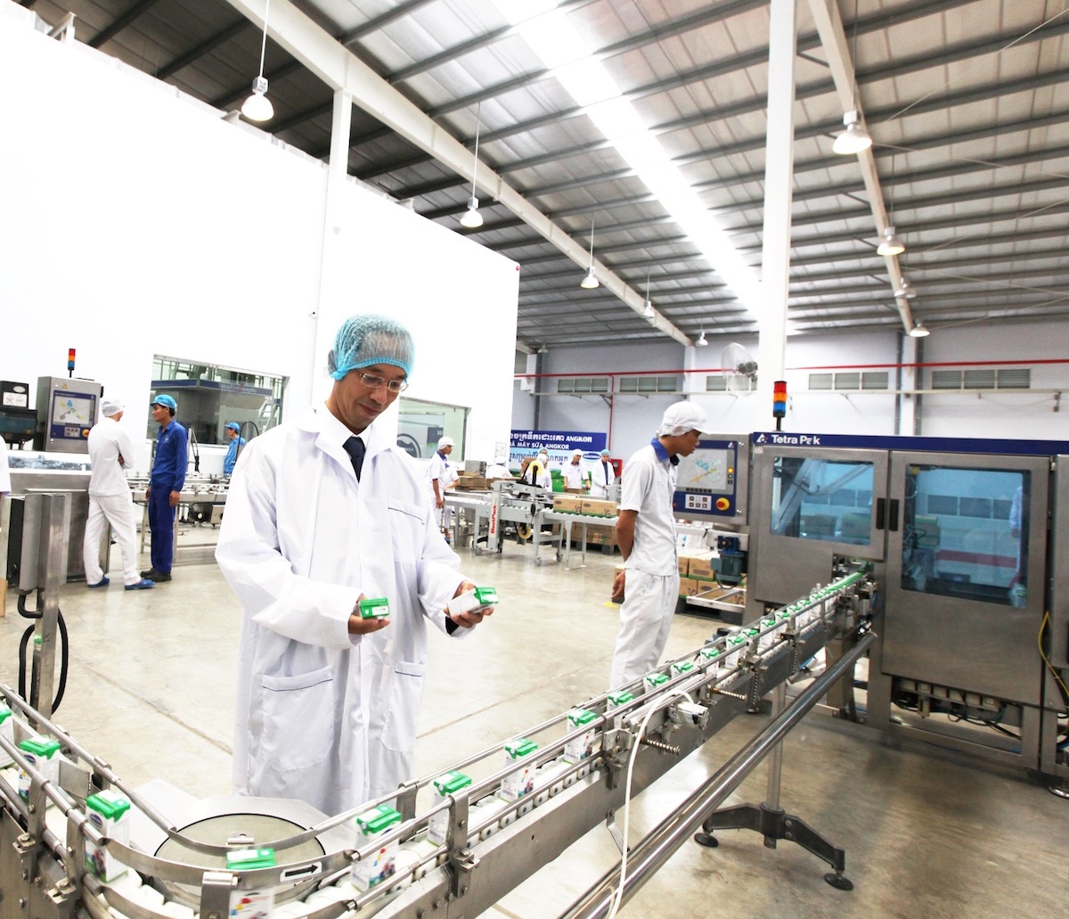 Vinamilk với tham vọng vươn ra thế giới - 3 Ông Mai Hoài Anh – Chủ Tịch HĐQT công ty sữa Angkor kiêm Giám đốc Điều hành Hoạt động Công ty CP Sữa Việt Nam (Vinamilk) tại nhà máy sữa Ankor