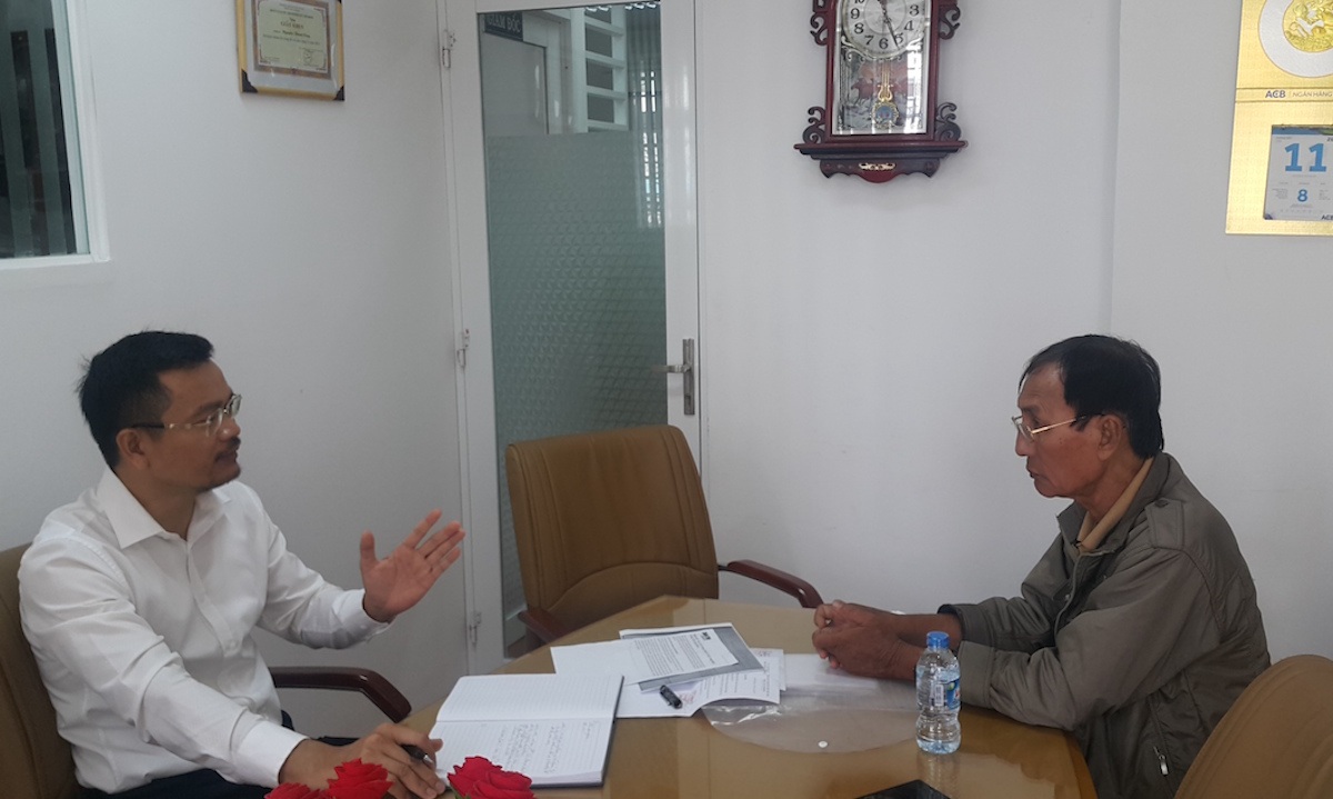 Người bị “án oan” HIV ở Bình Thuận yêu cầu bồi thường trên 1,5 tỷ đồng - 1 Luật sư Nguyễn Thành Công (trái), Giám đốc Đông Phương luật đã nhận lời hỗ trợ pháp lý miễn phí trong suốt quá trình ông Khanh đòi lại công bằng cho mình