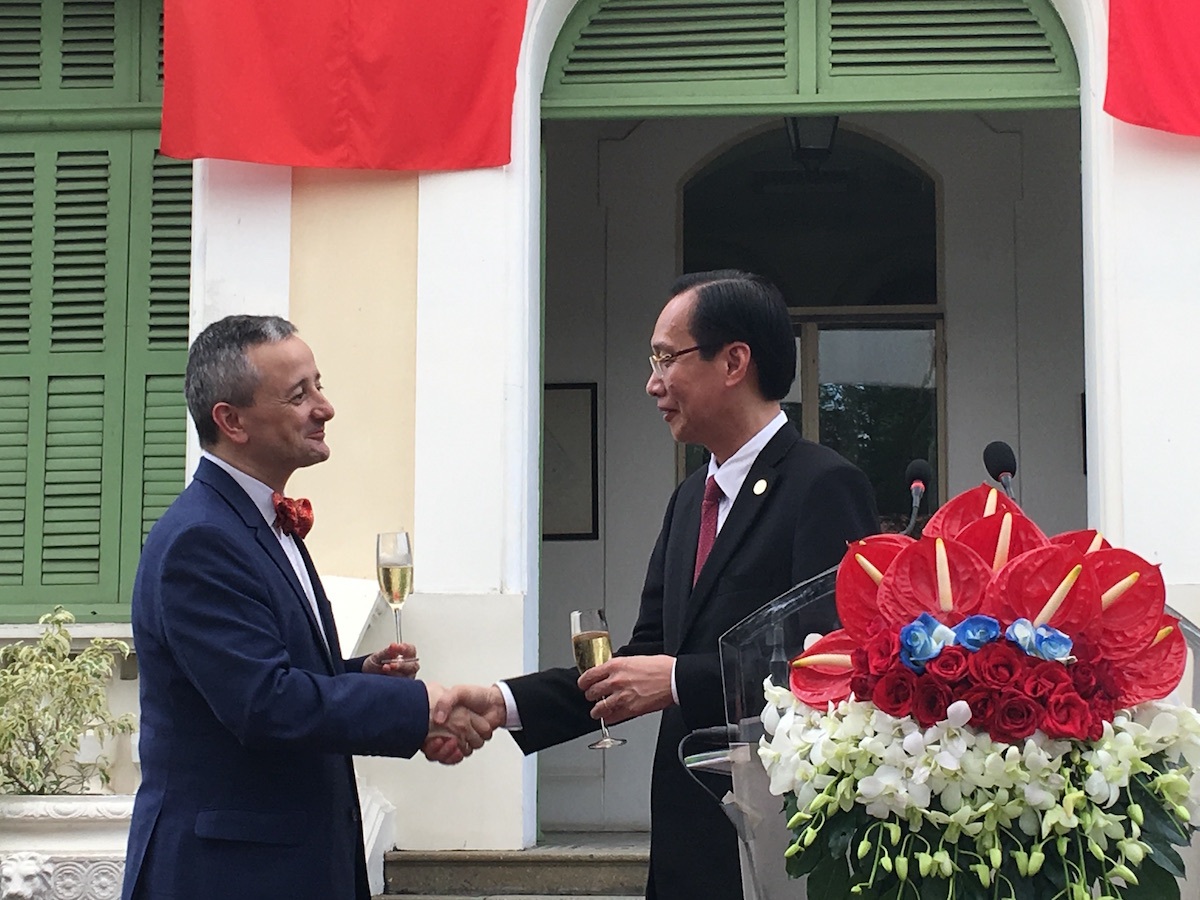 Ông Emmanuel Ly Batallan bắt tay cảm ơn ông Lê Thanh Liêm, Phó Chủ tịch UBND TPHCM vì đã hỗ trợ cho cộng đồng doanh nghiệp Pháp tại TPHCM hoạt động hiệu quả