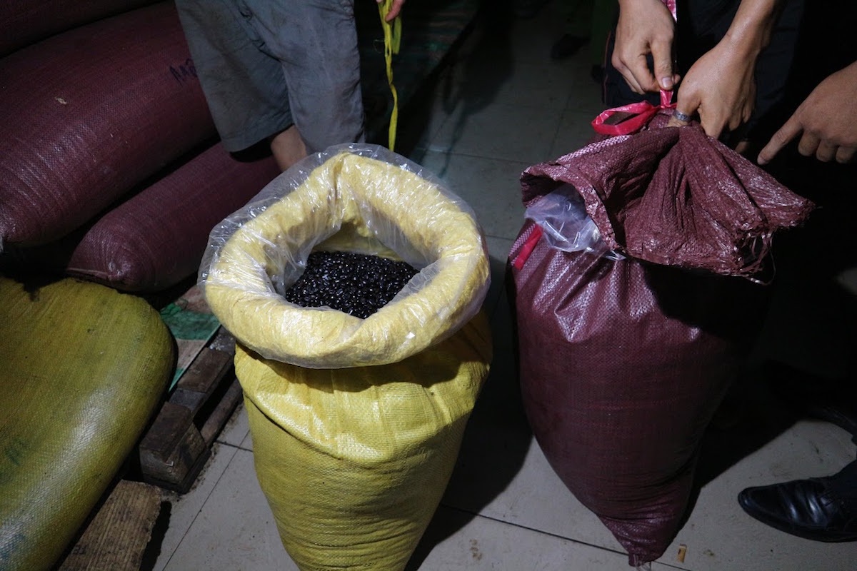 Hơn 1/3 cà phê trên thị trường hàm lượng cafeine rất thấp: Người dùng cần… thông minh! - 2 Cà phê nguyên liệu tại một cơ sở sản xuất cà phê bột