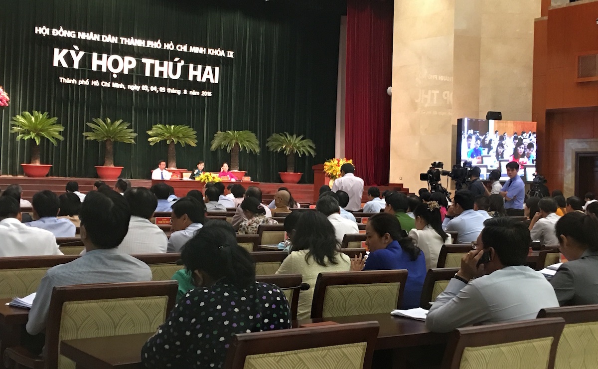 Các đại biểu thảo luận tại hội trường