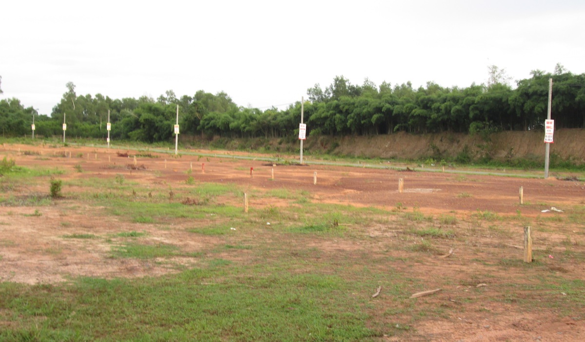 Đất tại đường Trần Văn Trà (xã Phú Đông) sau khi được phân lô, đã và đang được bán với giá 5 – 6 triệu đồng/m2