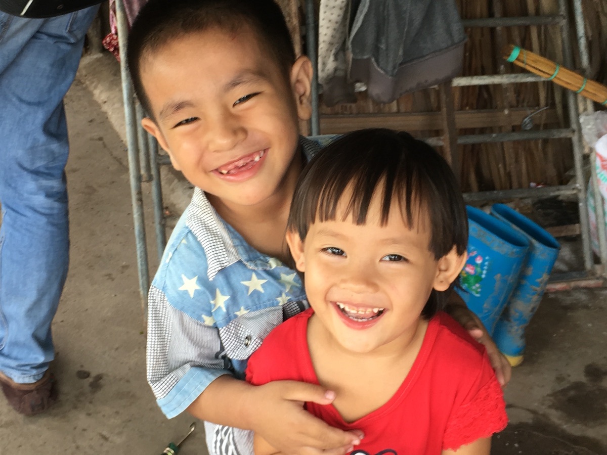 Những đứa trẻ theo ba mẹ vào TPHCM trồng rau sạch