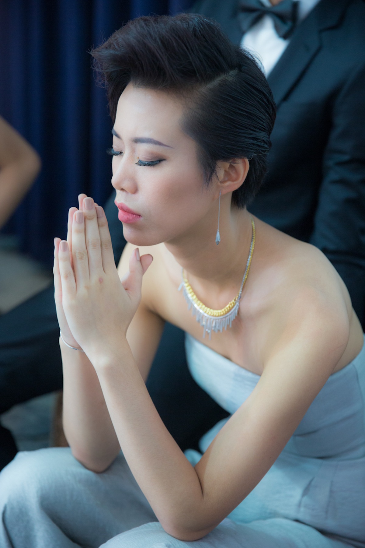 Thanh Hằng diện trang sức cưới tiền tỷ trong lễ cưới - 6