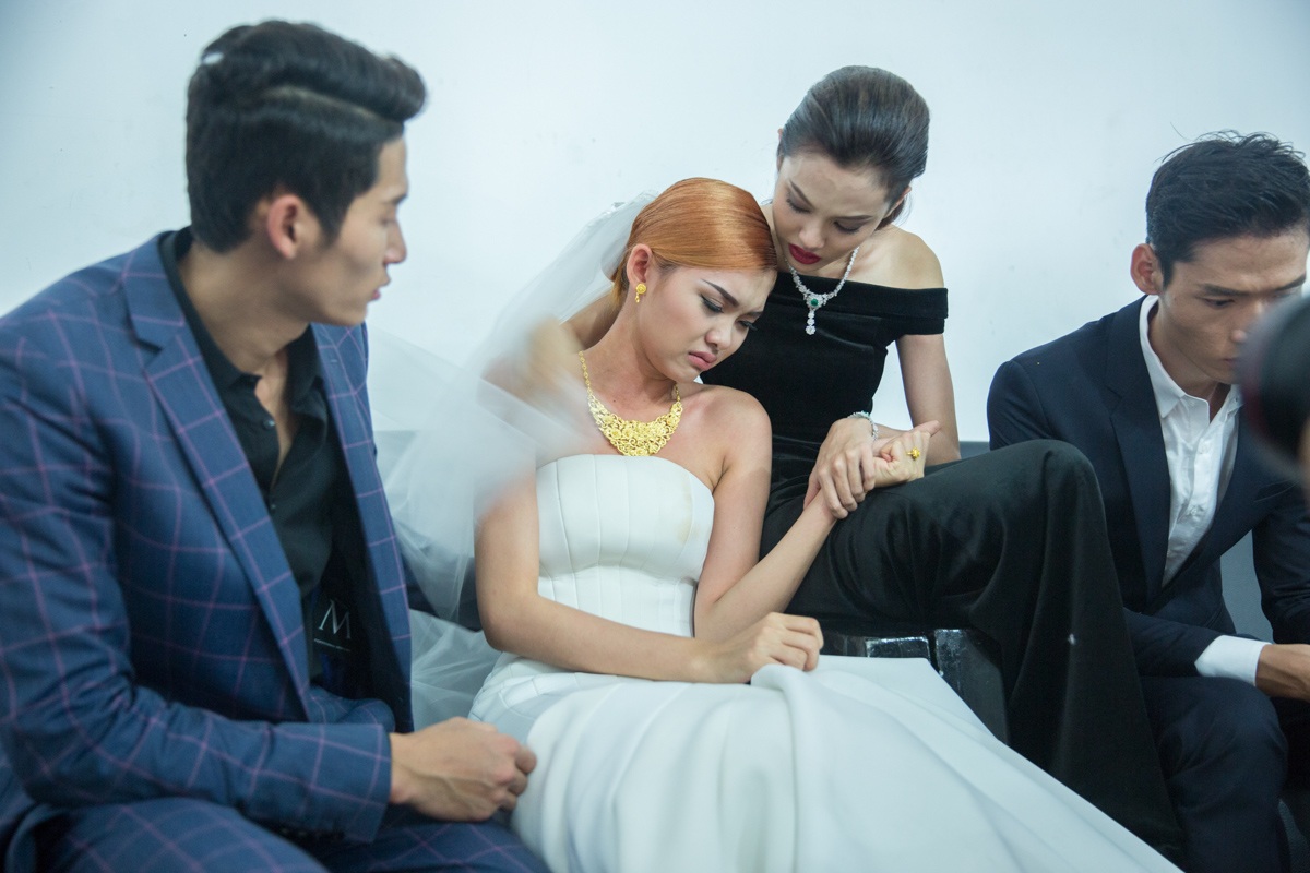 Thanh Hằng diện trang sức cưới tiền tỷ trong lễ cưới - 5