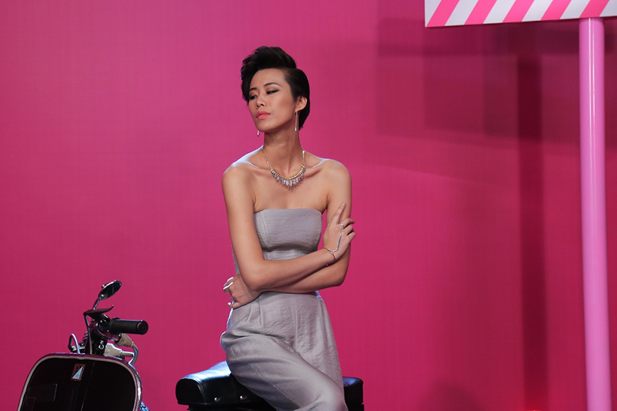 Hay cô nàng Thu Hường quyến rũ và mềm mại đến bất ngờ trong hình tượng cô nàng “độc lập – quyến rũ” với câu thoại ấn tượng “Độc lập trải nghiệm thế giới, quyến rũ say đắm lòng người”