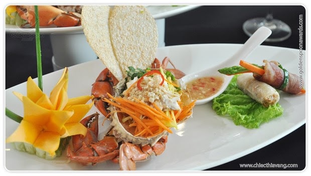 Cuộc “thư hùng” của đầu bếp xứ Bắc và Trung bộ - 6 Phá Tam Giang nổi tiếng không chỉ với vẻ đẹp thiên phú của đất trời mà còn nổi tiếng bởi các sản vật biển. Bởi vậy, đội thi khách sạn Mondial Huế đã đem tới Thủ đô món gỏi cua Tam Giang. Đơn vị cũng giới thiệu đặc sản đường phố của Huế là chè bột lọc bọc heo quay làm món tráng miệng trên bàn ăn.