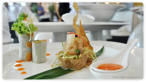 Cuộc “thư hùng” của đầu bếp xứ Bắc và Trung bộ - 9 Các đầu bếp còn giới thiệu thêm món tráng miệng kết hợp giữa vó bò, rau cần dùng kèm với cá thính cuốn lá ngõa (tên gọi khác là vả, một loại cây cùng họ với sung). Theo giải thích của đầu bếp Trần Văn Nam, một thành viên của đội, cá thính là loại đặc biệt khi không sử dụng nhiệt mà chỉ cần tẩm ướp cùng thính và gia vị để làm chín.