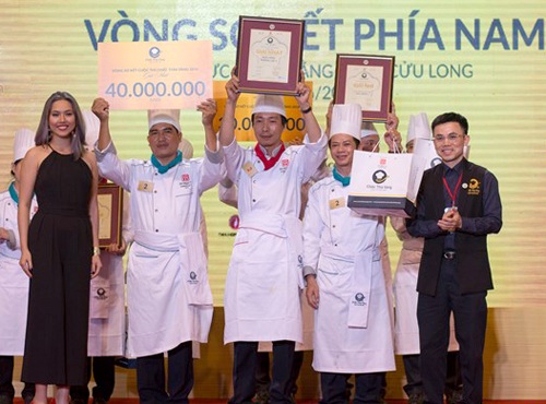 ​Kết quả, các đầu bếp Võ Kim Sang, Trần Quốc Trí và Vương Thiện Toàn đến từ Nhà hàng Thắng Lợi 1 (An Giang - đội 2) đã xuất sắc vượt qua đồng nghiệp để bước vào vòng bán kết của mùa thi năm nay và nhận giải nhất trị giá 40 triệu đồng.