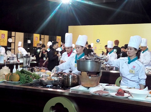Chiếc Thìa Vàng 2016: Độc đáo món ăn - bài thuốc từ sông nước miền Tây - 1 Không khí cuộc thi diễn ra sôi nổi và không kém phần hồi hộp, mặc dù năm nay thời lượng cho công đoạn chế biến đã tăng thêm 20 phút thành 140 phút