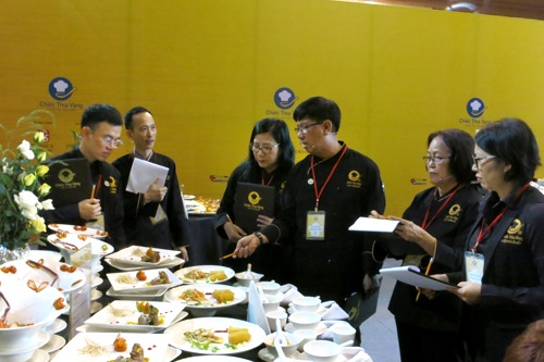 Cầm cân nảy mực cho các đội thi của cụm này là ĐSHV Nghệ nhân ẩm thực - Bà Bùi Thị Sương, ĐSHV Nghệ nhân ẩm thực - Bà Hồ Thị Hoàng Anh, Siêu đầu bếp David Thái, Chuyên gia ẩm thực - Ông Quách Thiên Tường; các giám khảo khách mời, gồm: Phó tổng giám đốc Công ty TNHH Minh Long I - Ông Lý Huy Sáng, Phó phòng Thông tin Du lịch - Sở Du lịch TPHCM - Bà Hoàng Hương Giang.