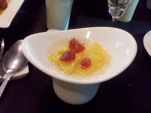 Chiếc Thìa Vàng 2016: Thi một ngày đàng, học một sàng kinh nghiệm - 2 Món chè cocktail trông rất hấp dẫn nhưng đầu bếp chọn dụng cụ chưa hợp lý, đựng được ít nước, khó khăn khi bỏ thêm đá và dễ bị sánh ra ngoài