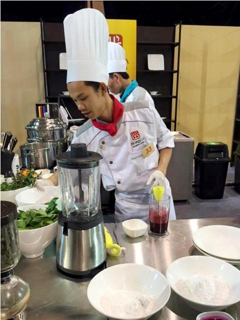Chiếc Thìa Vàng 2016: Thi một ngày đàng, học một sàng kinh nghiệm - 3 Sự trưởng thành trong nghề nghiệp của đầu bếp đội 33 - Nguyễn Quốc Trường cho thấy nỗ lực không ngừng của thí sinh Chiếc Thìa Vàng