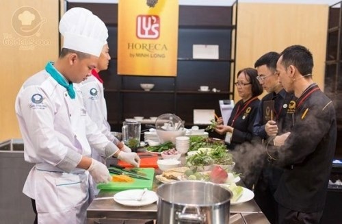 Chiếc Thìa Vàng 2016: Thi một ngày đàng, học một sàng kinh nghiệm - 1 Ban giám khảo khá hứng thú với thực đơn của đội Sea Links City đến từ Bình Thuận với món gỏi tàn ong rau rừng, cá lồi xối mỡ, dông vượt đồi cát, chè thanh long ngũ sắc