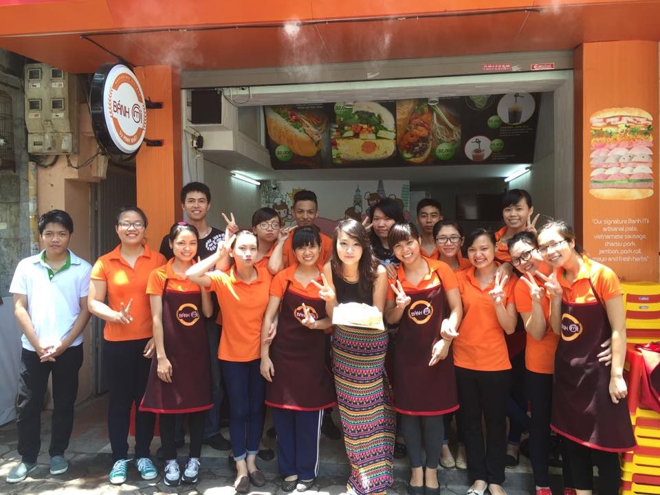 “Vua đầu bếp Việt” chia sẻ bí quyết kinh doanh chuỗi cửa hàng bánh mỳ - 2 Minh Nhật (giữa) hiện là bà chủ của chuỗi cửa hàng bánh mỳ khá nổi tiếng ở Hà Nội