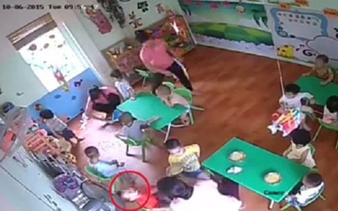 Cô giáo bạo hành trẻ vì ăn chậm đang rất hoảng loạn - 3 Hành động dùng tay lắc đầu và đánh vào mặt trẻ của bảo mẫu M.T.N khiến nhiều người bức xúc