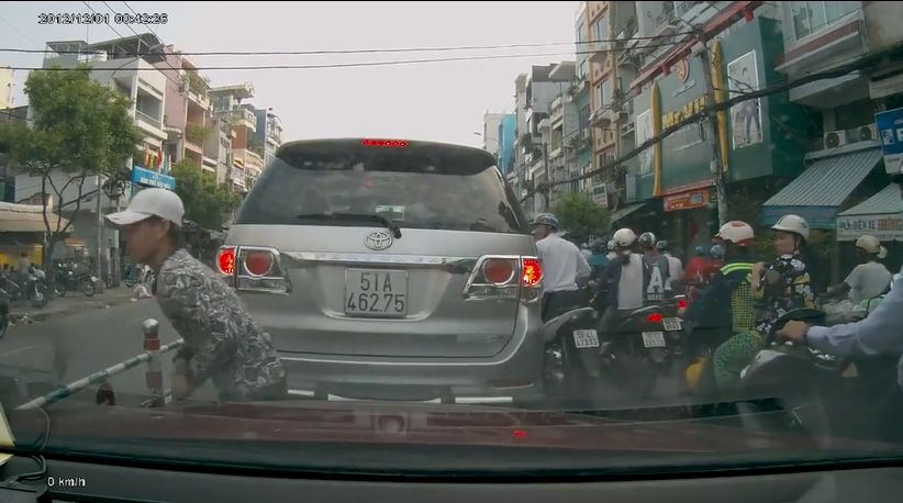 Tên trộm nhanh chóng rời đi sau khi thu được chiến lợi phẩm