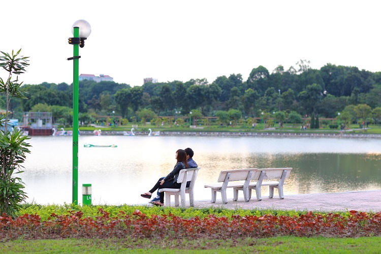 Nhờ cảnh quan đẹp, công viên Hòa Bình trở thành một trong những điểm vui chơi, du lịch lý tưởng của Thủ đô