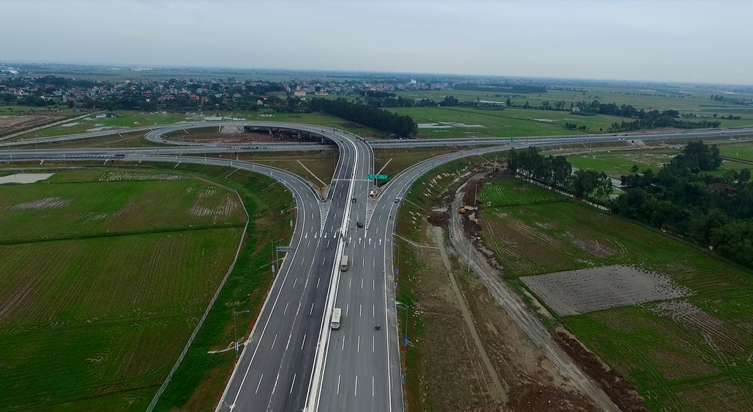 Tuyến cao tốc này có mức thu phí thấp nhất là 160.000đ cho ô tô dưới 12 chỗ, xe tải dưới 2 tấn và cao nhất là 840.000 đồng cho xe tải trên 18 tấn, xe container.