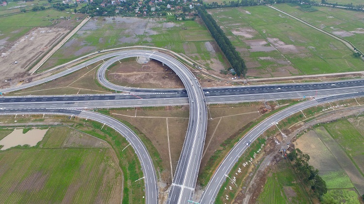
Với chiều dài 105km, tuyến cao tốc 6 làn xe Hà Nội – Hải Phòng rút ngắn thời gian di chuyển từ Hà Nội xuống Hải Phòng chỉ còn khoảng 1,5 giờ thay vì 2,5 giờ như trước đây
