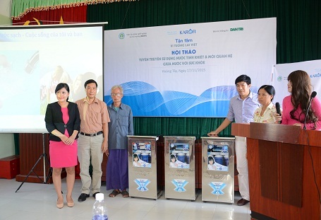 Đại diện các gia đình khó khăn nên nhận máy lọc nước