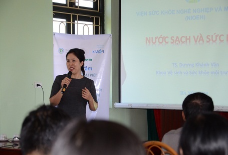 TS Dương Khánh Vân chia sẻ về mối quan hệ giữa nước với sức khỏe với bà con xã Hoàng Đông