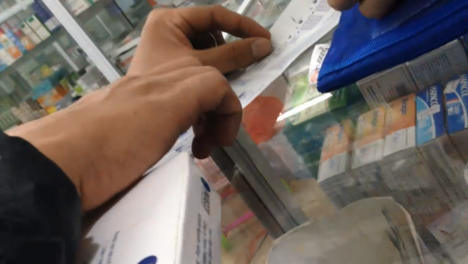 Một nhân viên hiệu thuốc tại Giáp Bát - Hoàng Mai đang hướng dẫn Pv cách sử dụng que thử ung thư