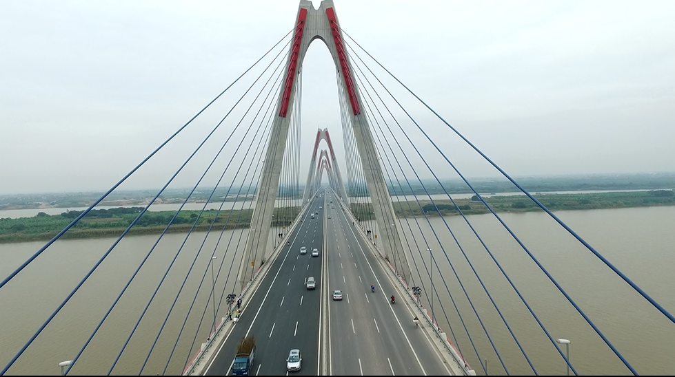 
Đây được xem là một trong những cây cầu có thiết kế độc đáo nhất Việt Nam, với kết cấu chính theo dạng dây văng bao gồm 5 nhịp, 5 tháp tượng trưng cho 5 cửa ô của Hà Nội, giống như 5 cánh hoa đào của làng đào Nhật Tân
