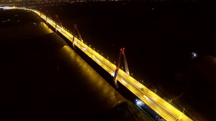 Mỗi đêm, cầu Nhật Tân được thắp sáng rực rỡ bởi hàng nghìn ánh đèn. Những ngày đầu thông xe, cây cầu thu hút khá nhiều người dân lên tham quan, chụp ảnh