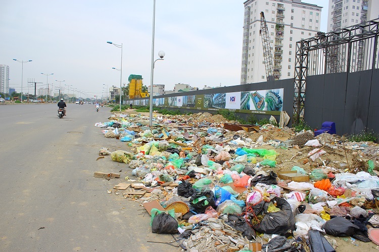 Dù đang trong giai đoạn gấp rút thi công để hoàn thiện, nhưng con đường nghìn tỷ này lại đang bị biến thành bãi rác khổng lồ…