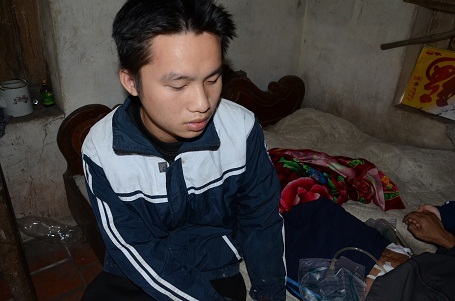 Đứa con trai lớn Vũ Quang Phúc, đang học năm thứ 2 đại học Công nghiệp Hà Nội, đối diện với nguy cơ phải bỏ học…