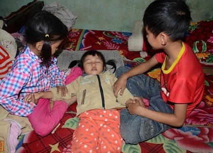 Do không được chữa trị nên bé thường xuyên bị ngất xỉu.
