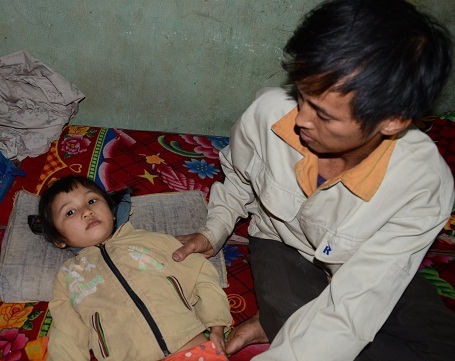 
…nay đứa con gái nhỏ lại mắc trọng bệnh.
