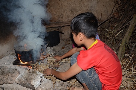 Mẹ thì làm thuê tận Bắc Ninh, bố đã trở thành người tàn phế, nên mọi việc trong nhà dồn hết lên 2 anh em Toàn và Nguyệt