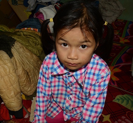 Mặc dù đã được miễn giảm và nhà trường cho nợ các khoản đống góp, nhưng con đường học hành của 2 em vẫn rất mờ mịt.