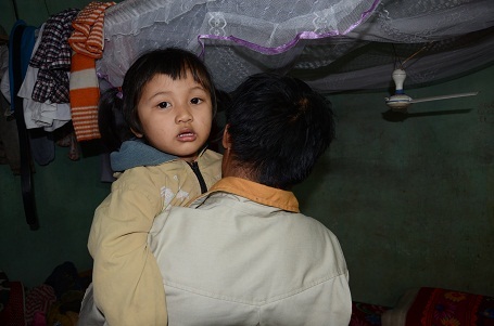 Thương con vô cùng, dù biết để con ở nhà thì tính mạng của con có thể gặp nguy hiểm. Nhưng Anh Sửu cũng chẳng thể đưa con đến viện,khi mà trong nhà chẳng có lấy một đồng.