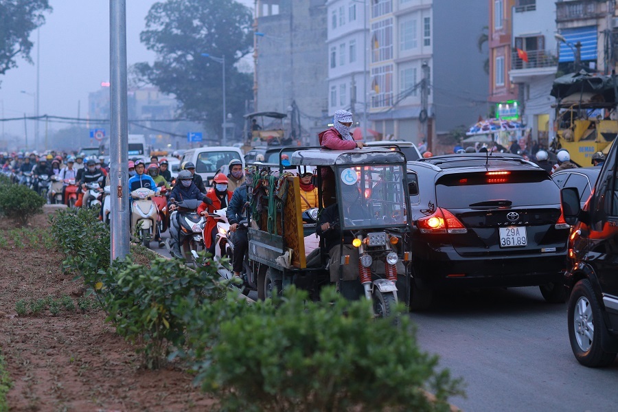 Các phương tiện giao thông đấu đầu, đường một chiều bị biến thành 2 làn phương tiện trái chiều