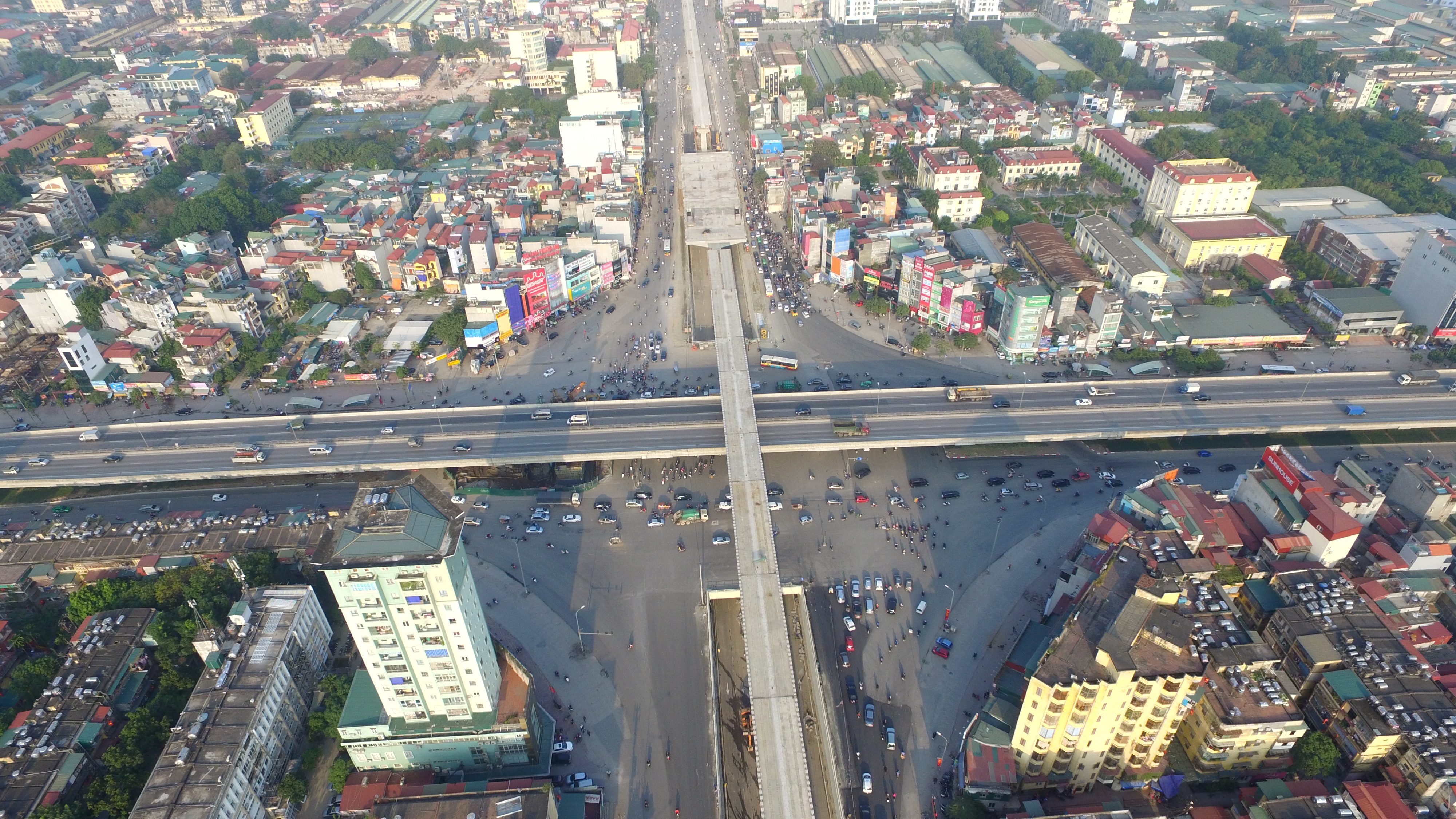 Được xem là nút giao thông 4 tầng đầu tiên của Việt Nam, dự án xây dựng hầm chui Thanh Xuân (ngã tư Nguyễn Trãi - Khuất Duy Tiến) được khởi công vào ngày 28/6/2014 với tổng mức đầu tư trên 500 tỷ đồng