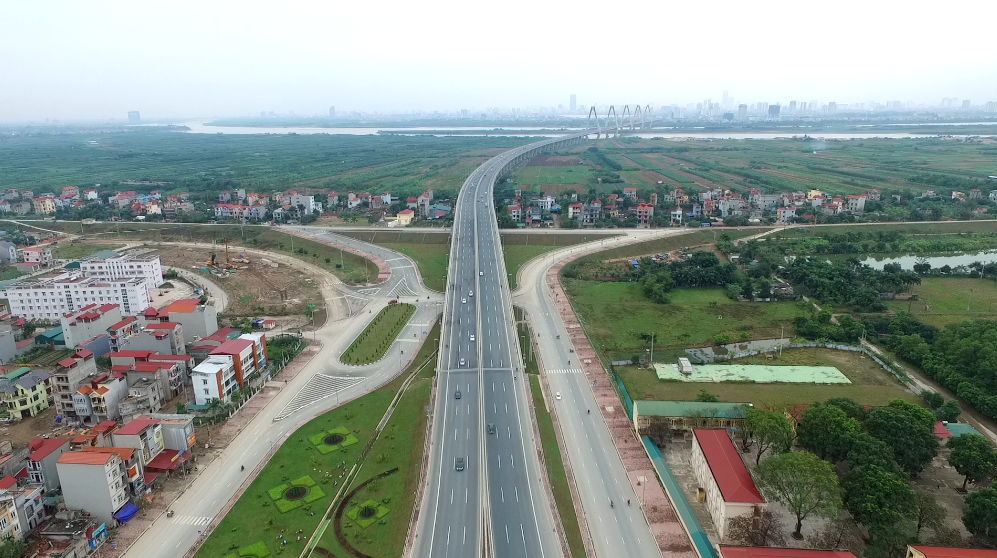 Đường vành đai 2, tuyến giao thông nội đô khép kín của Hà Nội với tổng chiều dài 43,6 km dang dần hình thành, tạo nên bộ mặt mới cho giao thông thủ đô