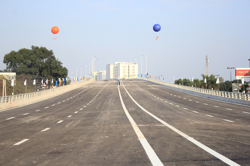 Công trình được xây dựng với hơn 4.000 tấn kết cấu thép ở đoạn giữa nút giao. Kết cấu nhịp cầu chính gồm 5 nhịp dầm hộp thép bê tông liên hợp sơ đồ nhịp, tạo nên kết cấu vững chắc, hiện đại.