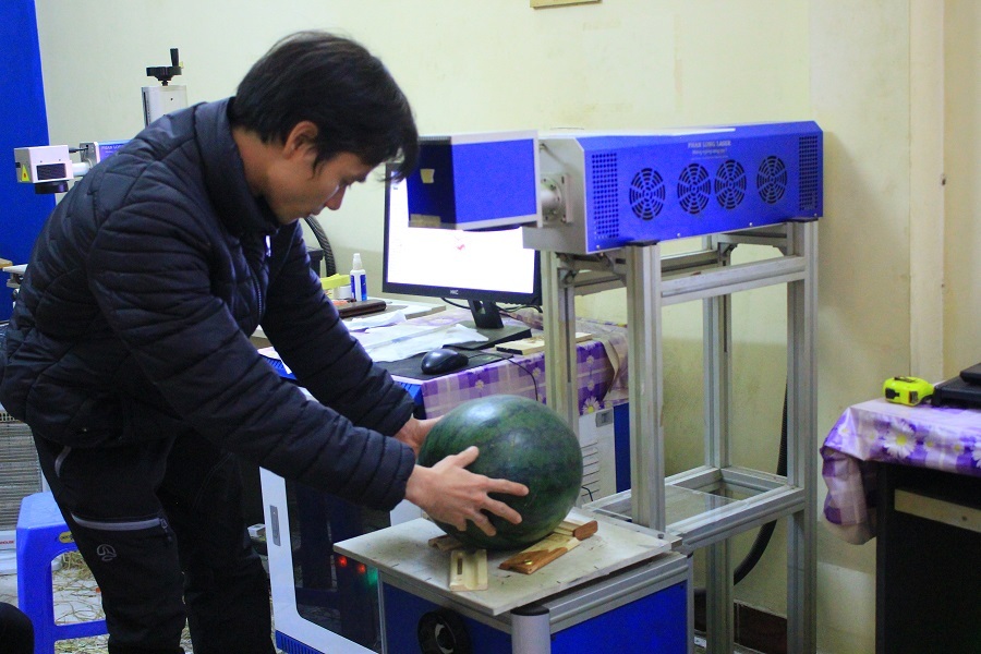 
Hiện tại, cửa hàng anh Nghiệp đã phải từ chối bớt đơn hàng vì quá tải (Ảnh: Hà Trang).
