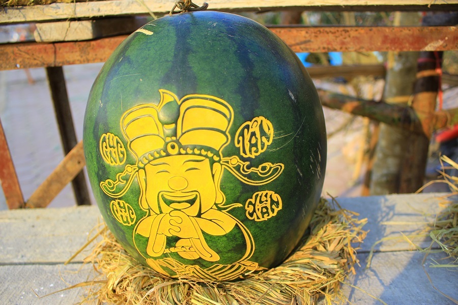 Kiếm tiền triệu nhờ nghề khắc hình lên dưa hấu ngày Tết - 6