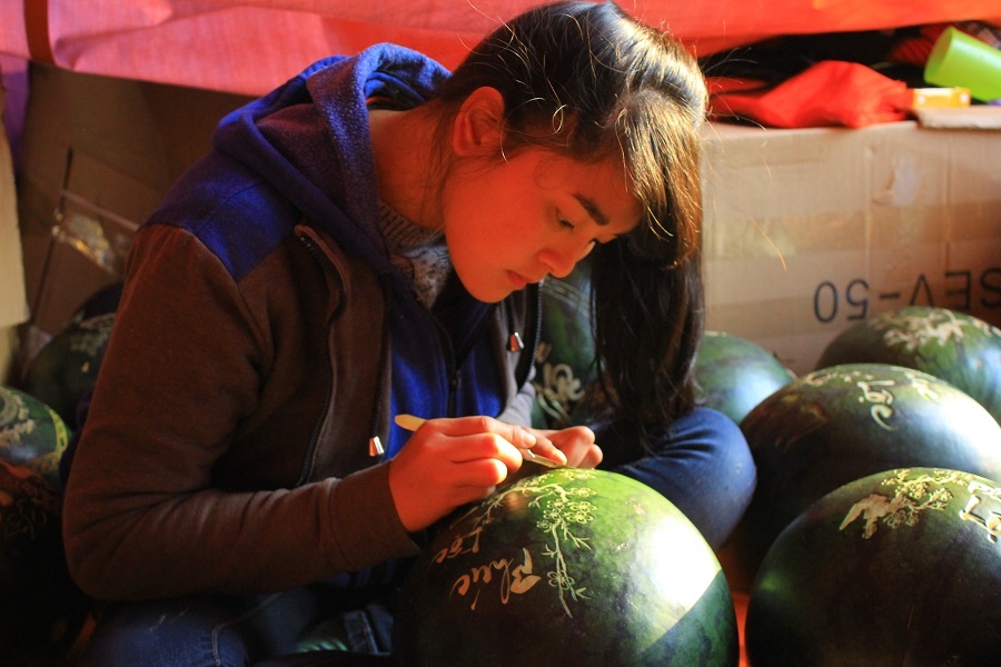 Trong khi đó, tại đường Nhật Tân mới, một cửa hàng cũng căng lều, dựng bạt, bày bán dưa hấu khắc...