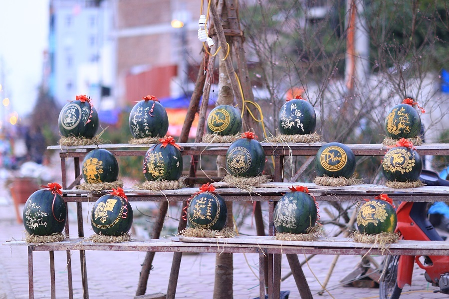 Trên nhiều tuyến đường dưa hấu khắc được bày bán khá nhiều