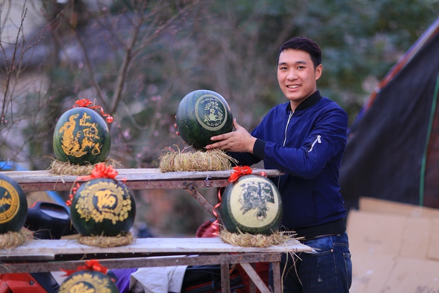 
Mỗi quả dưa hấu khắc chữ có thể để được chơi Tết từ 20 – 30 ngày mà không sợ hỏng.
